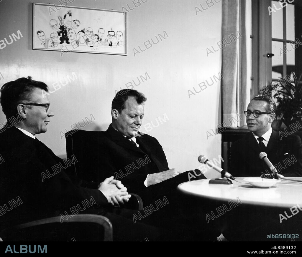 ARKIV 1962.. Några medverkande i TV-programmet Panorama. Från vänster Henry Christensson, radio- och TV-man, Willy Brandt, tysk politiker, och Lars Orup, radio- och TV-journalist.. Foto: SVT / Kod: 5600. Bild publ. i RiR 40/63.. RiR sv/v   . Mapp: TV- Diverse program Panorama L 22. Trio Samtal.