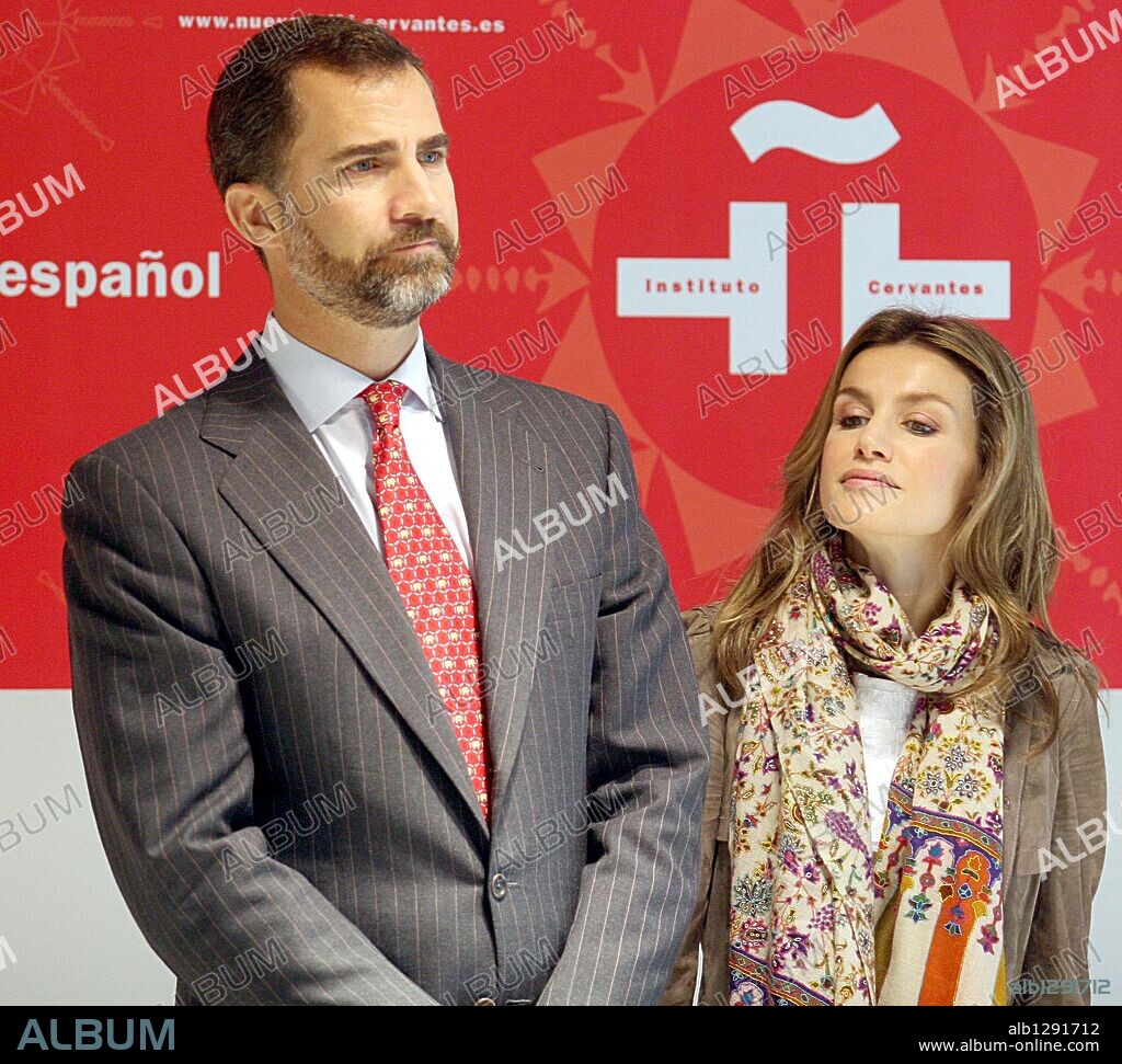 CROWN PRINCESS LETIZIA OF SPAIN and FELIPE DE BORBÓN Y GRECIA. (091111) -- NEW DELHI, Nov. 11, 2009 (Xinhua) -- Spain's Crown Prince Felipe of Asturias (L) and Princess Letizia present during the inauguration of the Instituto Cervantes in New Delhi on Nov. 11, 2009. Prince Felipe of Asturias, accompanied by Princess Letizia of Asturias, is in India for a three-day visit. (Xinhua/Partha Sarkar) (Credit Image: © Xinhua/ZUMApress.com). 16/11/2009