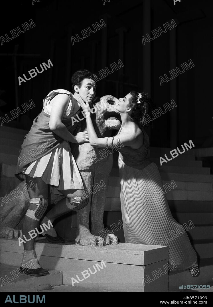 GÖTEBORG 1951-01-01. Eva Stiberg och Bertil Anderberg i grekiska dramat "Lysistrate" på stadsteatern i Göteborg i regi av Josef Halfen och med musik av Sten Broman. Foto: TT Historical / kod 1902.