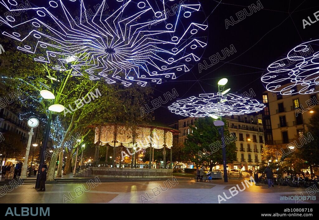 Kiosk. Boulevard. Christmas lighting. Donostia. San Sebastian. Gipuzkoa. Basque Country. Spain.