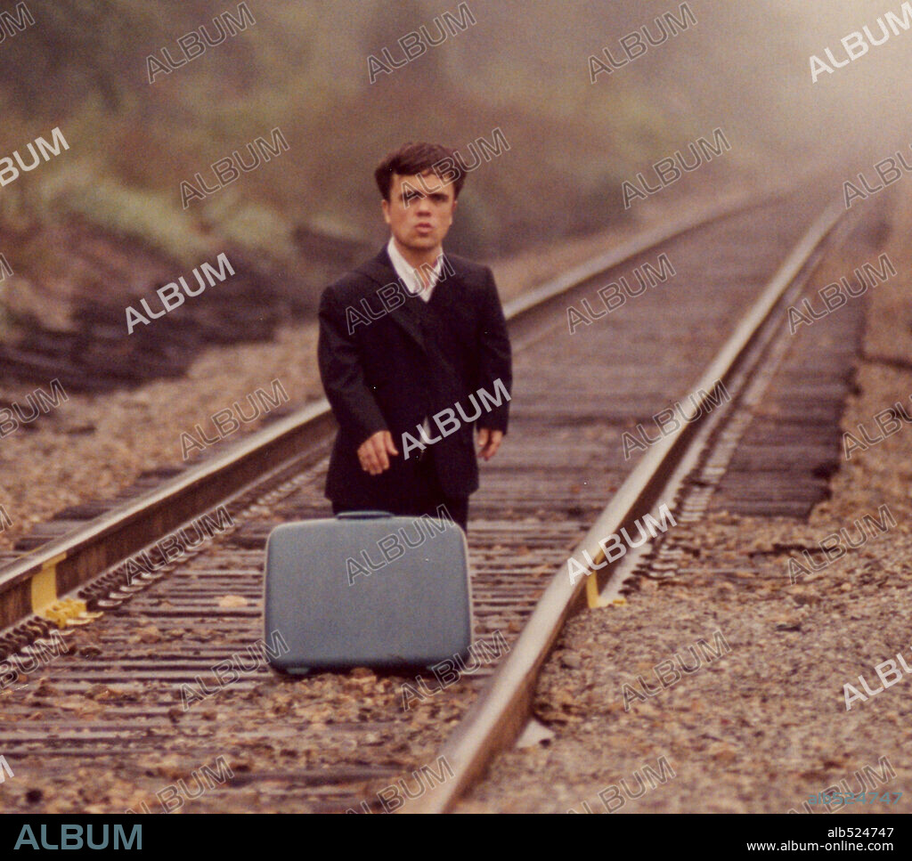 PETER DINKLAGE in THE STATION AGENT, 2003, directed by TOM MCCARTHY. Copyright MIRAMAX.