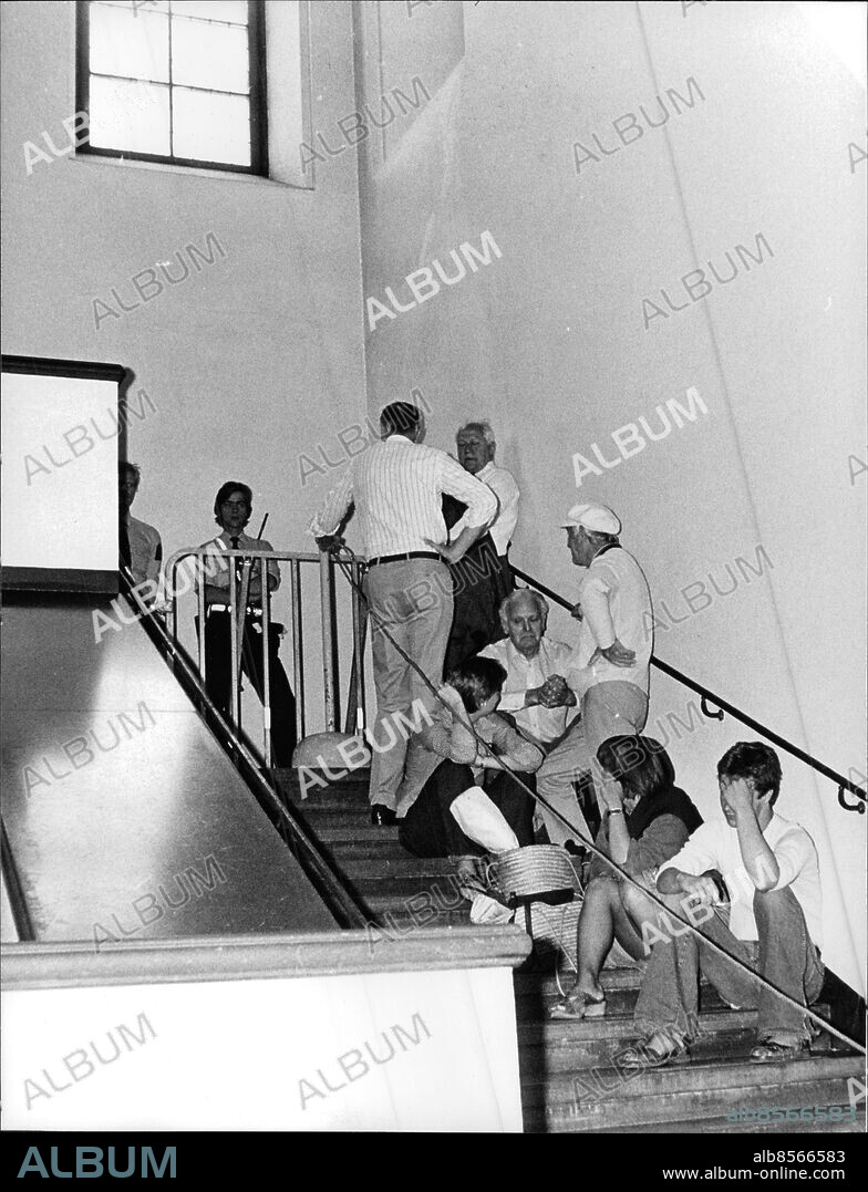 Stockholm 1977-08-07. Operation Leo, namn på en planerad kidnappning av statsrådet Anna-Greta Leijon som leddes av den tyske terroristen Norbert Kröcher. Operationen ansågs vara en hämndaktion då Leijon ansvarat för utvisningen av de fem överlevande terroristerna från Västtyska ambassaddramat i Stockholm två år tidigare. Säkerhetspolisen avslöjade planerna och såväl tyska som svenska medborgare dömdes för brotten. BILDEN: Åhörare möttes av kravallstaket och visiteringar i Stockholms tingsrätt under den första rättegången.. Foto: Dan Hansson / SvD / TT / kod 12014.