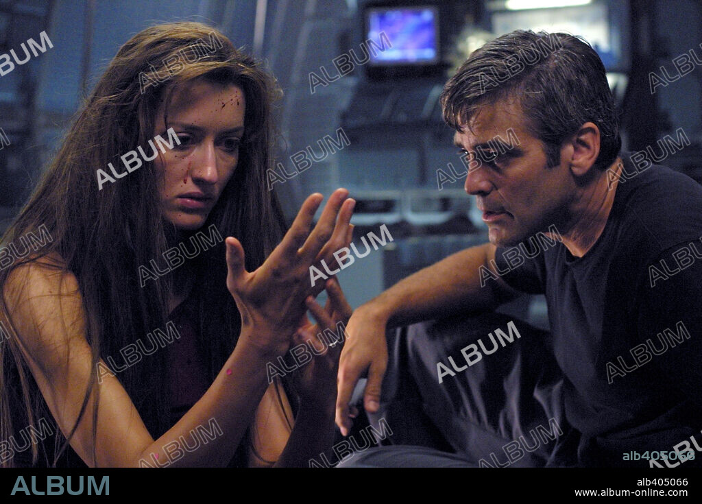 GEORGE CLOONEY et NATASCHA McELHONE dans SOLARIS, 2002, réalisé par STEVEN SODERBERGH. Copyright 20TH CENTURY FOX / MARSHAK, BOB.