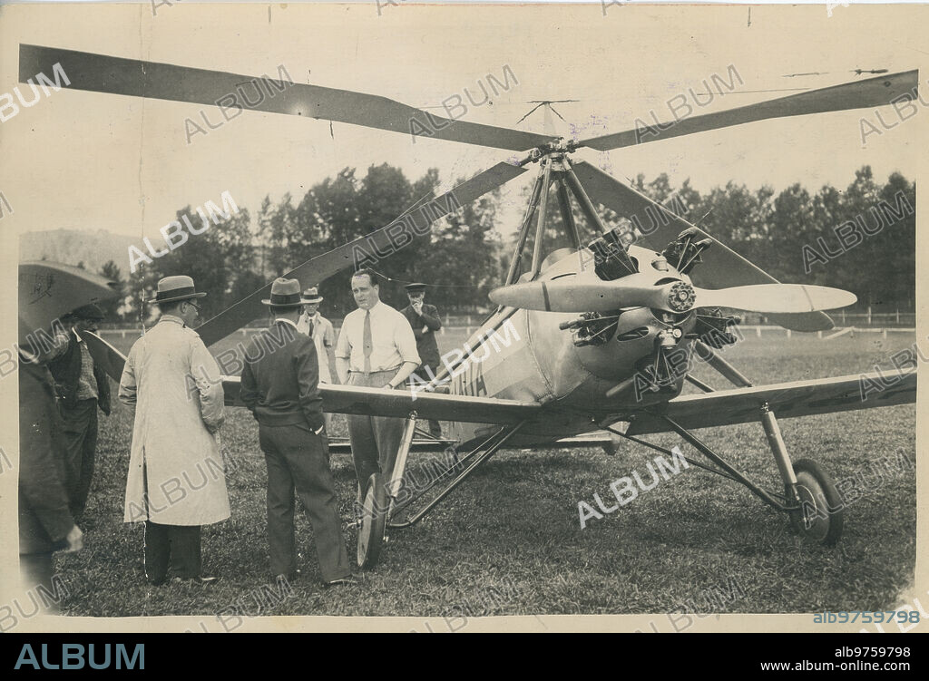 San Sebastián, 1923(CA.) D. Juan de la Cierva, inventor del autogiro y científico aeronáutico español, muestra su invento a sus compatriotas.