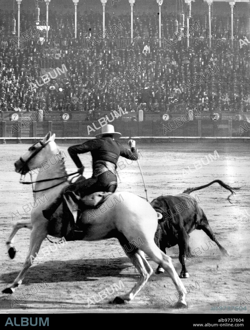 October 1926. Madrid. In the bullfighting arena. The rejoneador cañero Nailing a bullfight of death to one of the Bulls that fought in the bullfight yesterday afternoon.