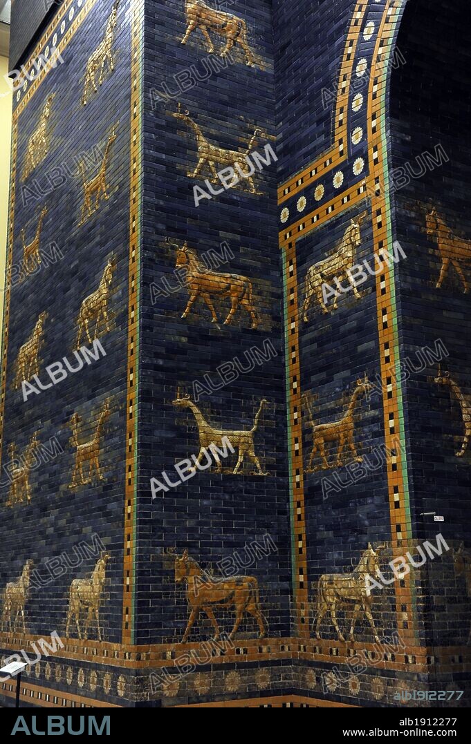 ARTE MESOPOTAMICO. NEOBABILONICO. PUERTA DE ISHTAR DE BABILONIA. (s. VI a. C.). Originalmente era una de las ocho puertas monumentales de la muralla interior de Babilonia. Fue construida en el año 575 a. C. durante el reinado de NABUCODONOSOR II (604-562 a. C.) con ladrillos de adobe de color azul. Reconstruida en 1930. Museo Pergamo (Isla de los Museos). Berlín. Alemania.