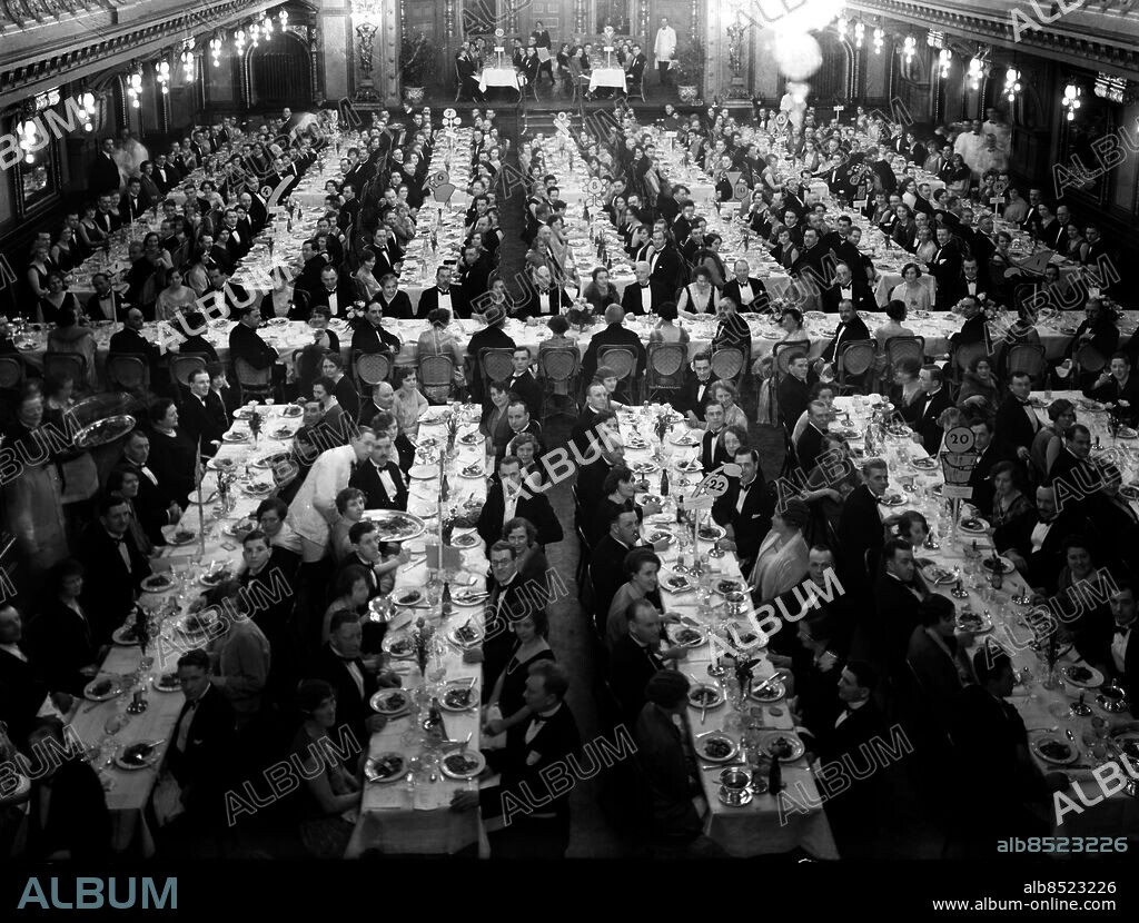 ARKIV 1928 . DN-personalen festar på Berns i Stockholm. Dagens Nyheter startades av Rudolf Wall 1864. 1924 köpte familjen Bonnier tidningen.. Staff of daily Newspaper Dagens Nyheter at a party at restaurant Berns in Stockholm.. Foto: TT / Kod 1900.