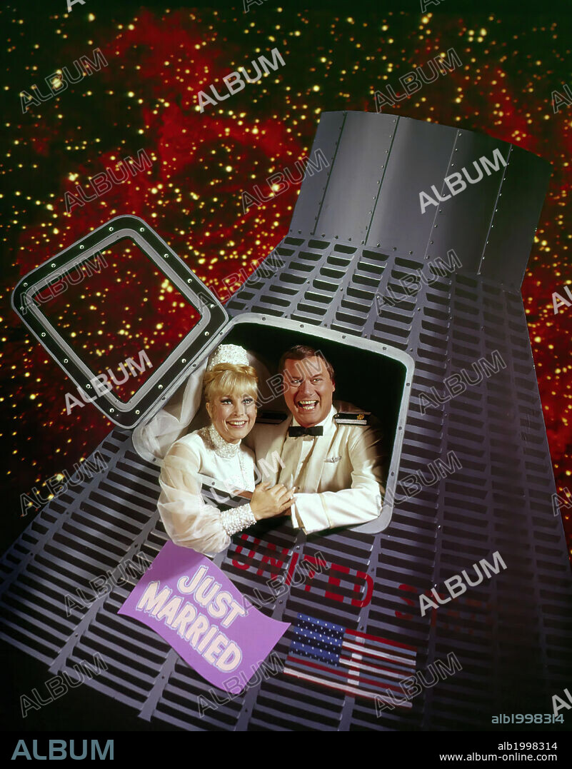 BARBARA EDEN y LARRY HAGMAN en MI BELLA GENIO, 1965 (I DREAM OF JEANNIE), dirigida por CLAUDIO GUZMAN y HAL COOPER. Copyright SCREEN GEMS.