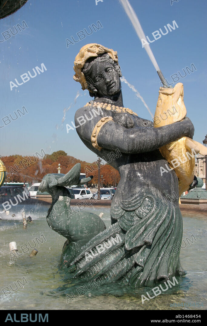 FRANCIA PARIS. Detalle de una de las estatuas que decoran una de las fuentes de la PLAZA DE LA CONCORDE y que representa a una sirena.