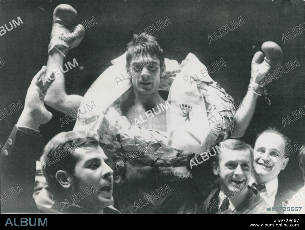 Berlín, 27/11/1970. El campeón de Europa de Boxeo, el boxeador sordomudo español José Hernández, aparece con una corona de laurel rodeando su cuello, a hombros, después de defender con éxito su título super welter frente al alemán Peter Marklewitz, en el Deutschlandehalle.