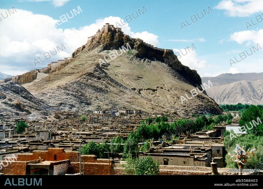 Gyantse (Tibet), Dzong (Verwaltungs- und Regierungssitz der Gouverneure von Gyantse; gegründet 1365 durch Nangchen Phagpa Päl). Blick vom Kumbum über die Altstdt von Gyantse zum Dzong. Foto, 2002.