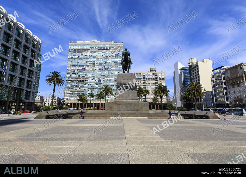 Artigas Mausoleum, Plaza Independencia, Centro, Montevideo, Uruguay, South America.