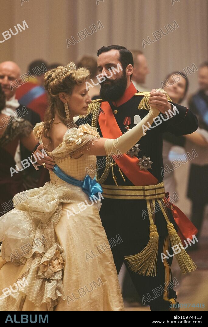 Robert Jack y Susanna Herbert en LOS ÚLTIMOS ZARES (THE LAST CZARS), dirigida por ADRIAN MCDOWALL y GARETH TUNLEY. Copyright Nutopia.