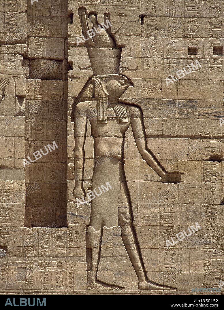 ARTE EGIPCIO. TEMPLO DE ISIS. Detalle de uno de los relieves que decoran los muros de la edificación con la representación del DIOS HORUS. Complejo monumental de FILE. Egipto.