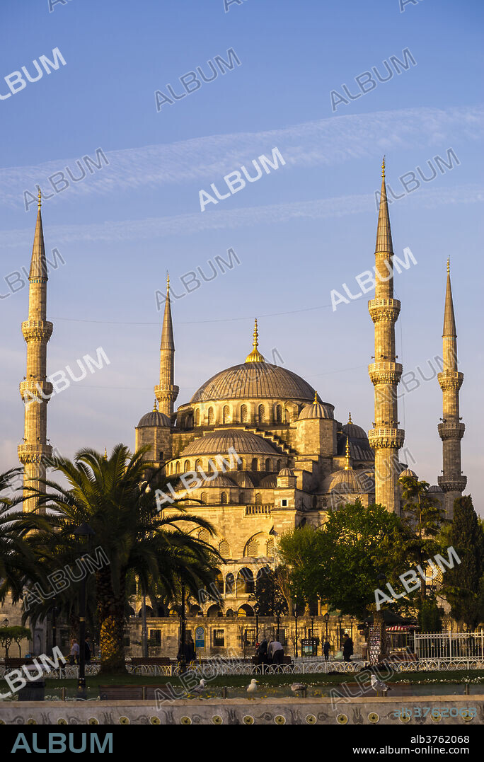 Blue Mosque (Sultan Ahmed Mosque) (Sultan Ahmet Camii), UNESCO World Heritage Site, just after sunrise, Istanbul, Turkey, Europe.