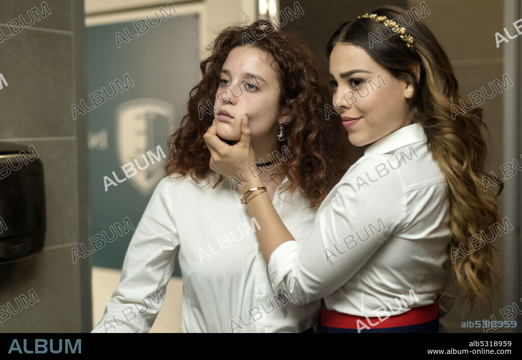 MARIA PEDRAZA y PAOLA DANNA en ELITE, 2018, dirigida por CARLOS MONTERO y DARIO MADRONA. Copyright NETFLIX.