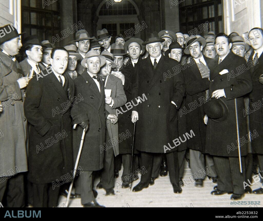 PRIMO DE RIVERA , MIGUEL. POLITICO Y MILITAR ESPAÑOL. JEREZ DE LA FRONTERA 1870 - 1930. SALIENDO DE PALACIO TRAS SU DIMISION COMO PRESIDENTE DEL GOBIERNO.