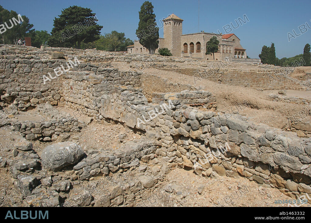 ARTE GRIEGO. ESPAÑA. NEAPOLIS GRIEGA. Conocida con el nombre de Emporion, fundada en el año 575 a. C. Vista parcial de los restos arqueológicos de esta villa. Al fondo el MUSEO. Ampurias. La Escala. Comarca del Alt Empordà. Provincia de Gerona. Cataluña.