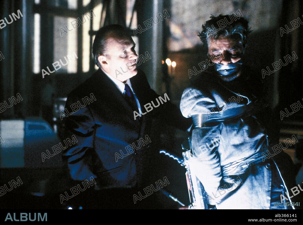 ANTHONY HOPKINS and GIANCARLO GIANNINI in HANNIBAL, 2001, directed by RIDLEY SCOTT. Copyright UNIVERSAL.