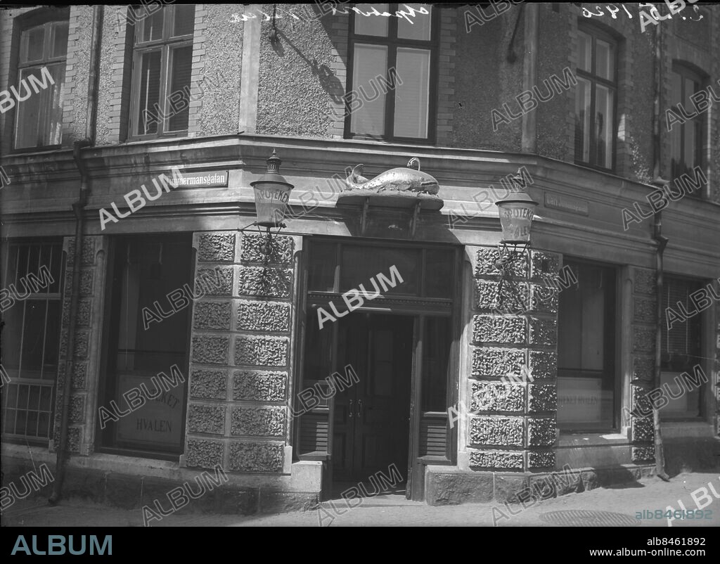Göteborg 1926-05-25 - Apoteket Hvalen i hörnet av Timmermansgatan och Karl Johansgatan i Majorna - här bodde skådespelaren Georg Rydeberg vid denna tid - *** Local Caption *** GT Låda Krep 2011-02. KAMERAREPORTAGE.