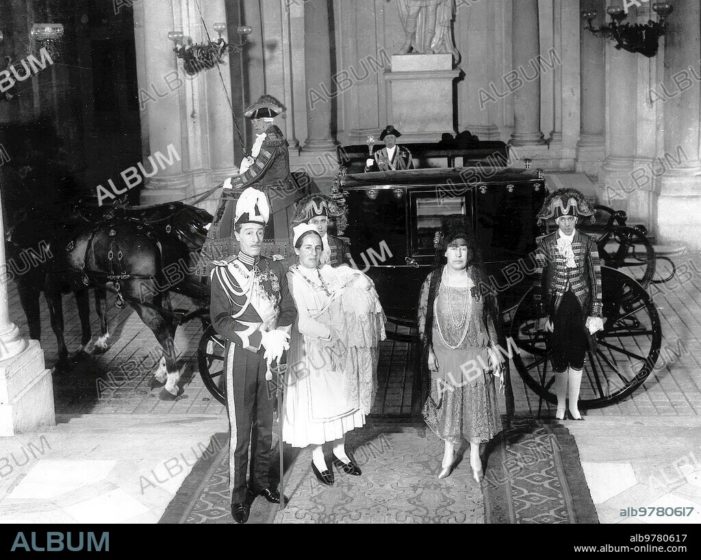 Madrid, 17/04/1926. El Duque de Alba al salir del Palacio Real después del bautizo de su hija, Maria Rosario Cayetana Fitz James Stuart y de Silva.