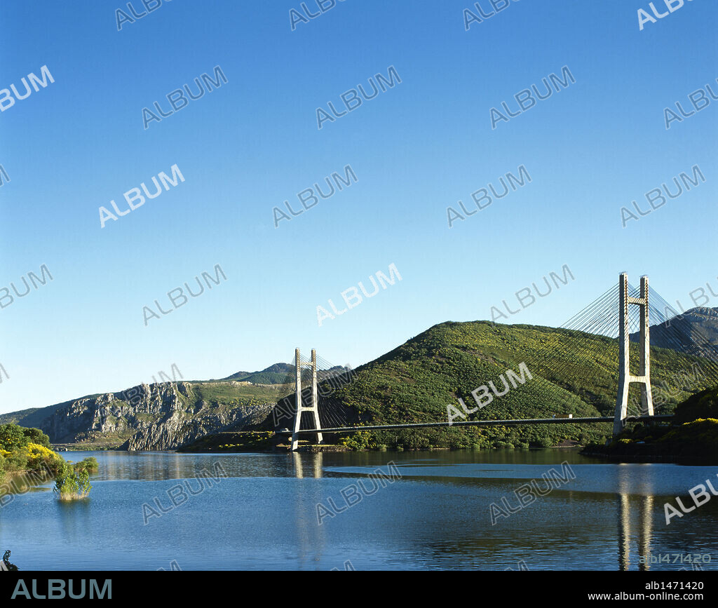 EMBALSE DE BARRIOS DE LUNA en el RIO LUNA. Su construcción se terminó en 1956 y sus aguas son utilizadas para el riego y la producción de energía eléctrica. Está situado en las estribaciones más occidentales de la Cordillera Cantábrica, que aquí recibe el nombre de Montes de León. Al fondo el PUENTE de la autopista Léón-Oviedo (A-66). Provincia de León. España.