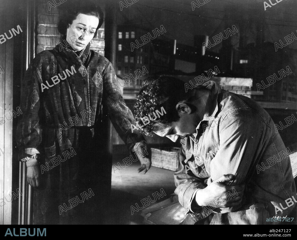 EILEEN HECKART and PAUL NEWMAN in SOMEBODY UP THERE LIKES ME, 1956, directed by ROBERT WISE. Copyright M.G.M.