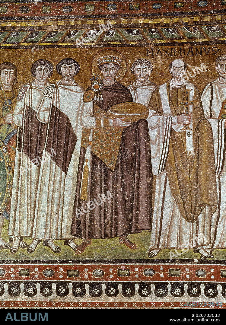 MOSAICO DEL CORO - EL EMPERADOR JUSTINIANO CORONADO RODEADO DE SUS DIGNATARIOS LLEVA SU OFRENDA A LA IGLESIA- 547.
