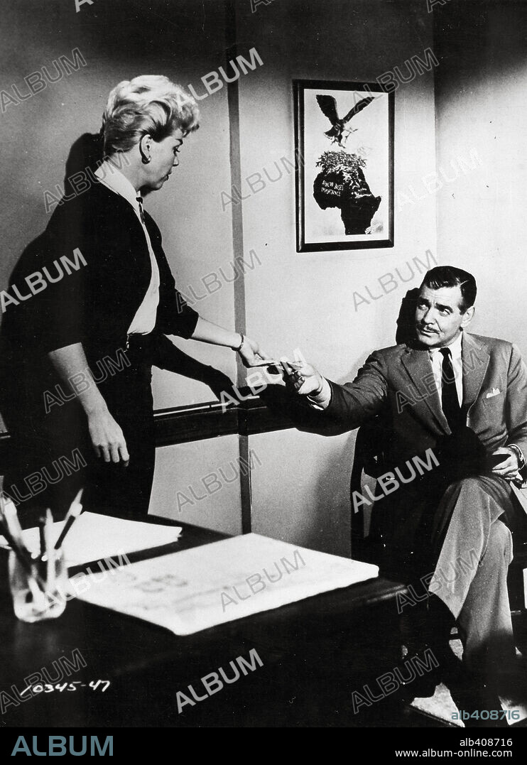 CLARK GABLE y DORIS DAY en ENSÉÑAME A QUERER, 1958 (TEACHER'S PET), dirigida por GEORGE SEATON. Copyright PARAMOUNT PICTURES.
