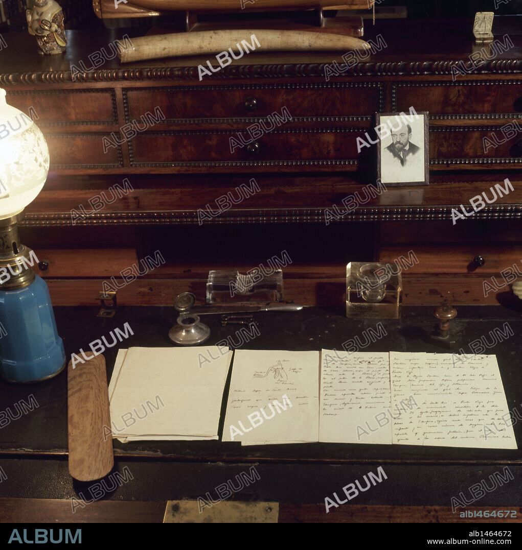 BAROJA, Pio (San Sebastián, 1872-Madrid, 1956). Novelista español de estilo antirretórico y de notable inmediatez. Escribió, entre otras obras, "Zalacaín el aventurero" (1909), "El árbol de la ciencia" (1911) y "El mundo es ansí" (1912). MANUSCRITOS DE BAROJA EN SU DESPACHO DEL CASERON DE IZTEA, EN EL CUAL PASO GRAN PARTE DE SU VIDA. VERA DE BIDASOA. Comunidad de Navarra.