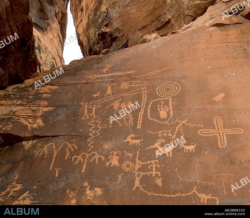 Native American petroglyphs by Anasazi, Atlatl Rock, Valley of Fire, Nevada, USA