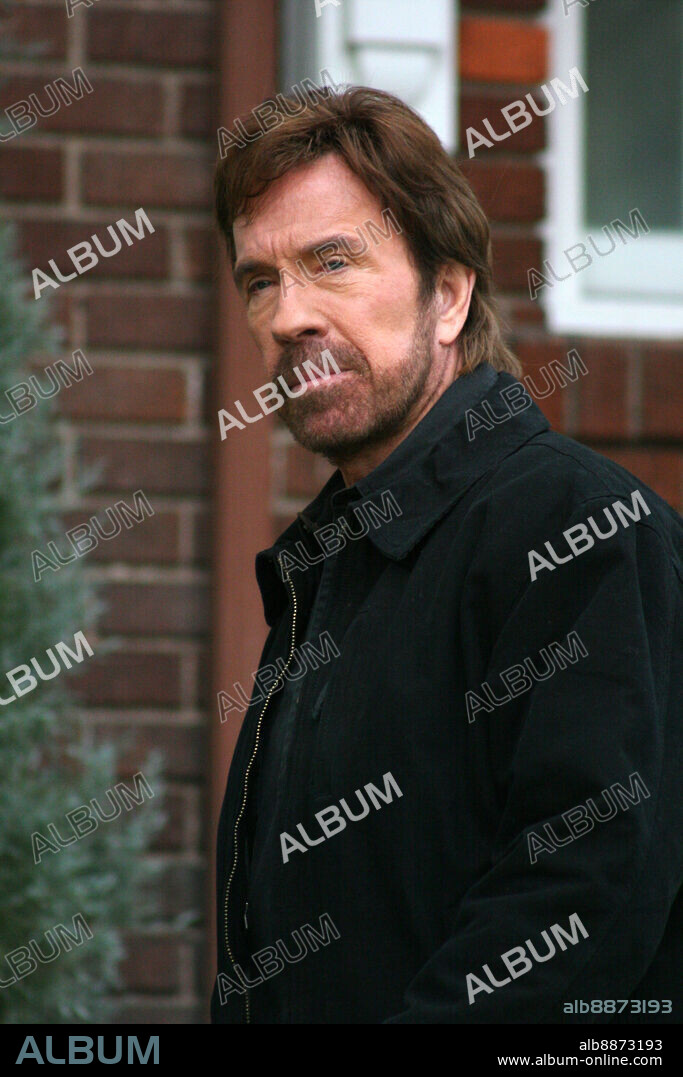 CHUCK NORRIS en EL MEDIADOR, 2005 (THE CUTTER), dirigida por WILLIAM TANNEN. Copyright MILLENNIUM FILMS.