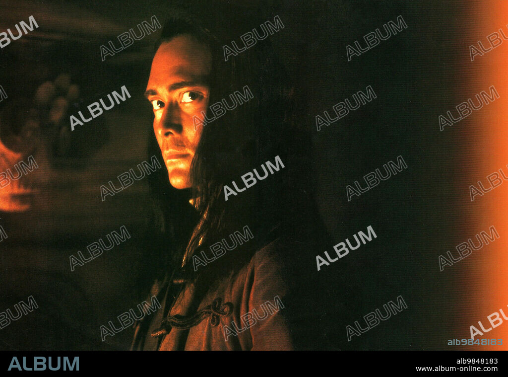 MARK DACASCOS in BROTHERHOOD OF THE WOLF, 2001 (LE PACTE DES LOUPS), directed by CHRISTOPHE GANS. Copyright DAVIS FILMSESKWAD/STUDIOCANAL/TF1 FILMS PRODUCTION.