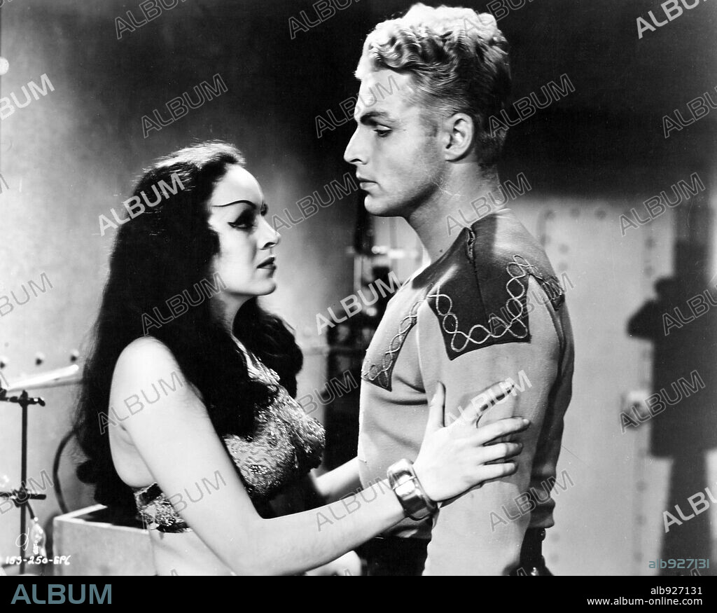 BUSTER CRABBE and PRISCILLA LAWSON in FLASH GORDON, 1936, directed by FREDERICK STEPHANI and RAY TAYLOR. Copyright UNIVERSAL PICTURES.