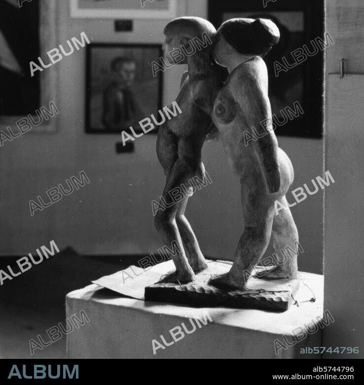 Art / Exposition "Entartete Kunst" (Art dégénéré, ouverte à Munich, 4 mars 1936; exposition itinérante dès l'été 1937). "Adam und Eva", sculpture de Eugen Hoffmann (1892-1955). Photo (partie d'une vue stéréoscopique). de Heinrich Hoffmann. N° 98 de la série:. Tag der Deutschen Kunst, Diessen (Raumbild-Verlag O. Schönstein).