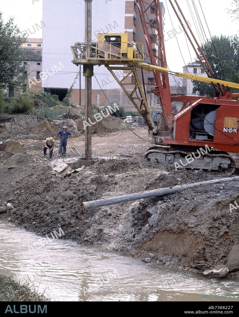 PERFORADORA PILOTERA CIMENTADORA HACIENDO PILOTES PARA UN PUENTE A LA ORILLA DE UN RIO - FOTO AÑOS 70.