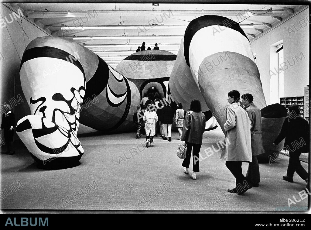 ARKIV 1966 - Utställningen "Hon" på Moderna Museet i Stockholm väckte sensation.. Jättekvinnans skapare var Nike de Saint-Phalles, Jean Tinguely och Per Olof Ultvedt. I kvinnans ena knäskål kunde man se brottstycken ur Greta Garbo-filmen "Luffar-Petter" från 1922. I ena bröstet fanns en konstutställning , i det andra ett planetarium. Bilden publicerad i boken "Bilder som förändrat Sverige" - en berättelse om Expressens bildjournalistik 1944-2004.. Foto: Arne Schweitz Kod: 1049. COPYRIGHT SCANPIX SWEDEN.