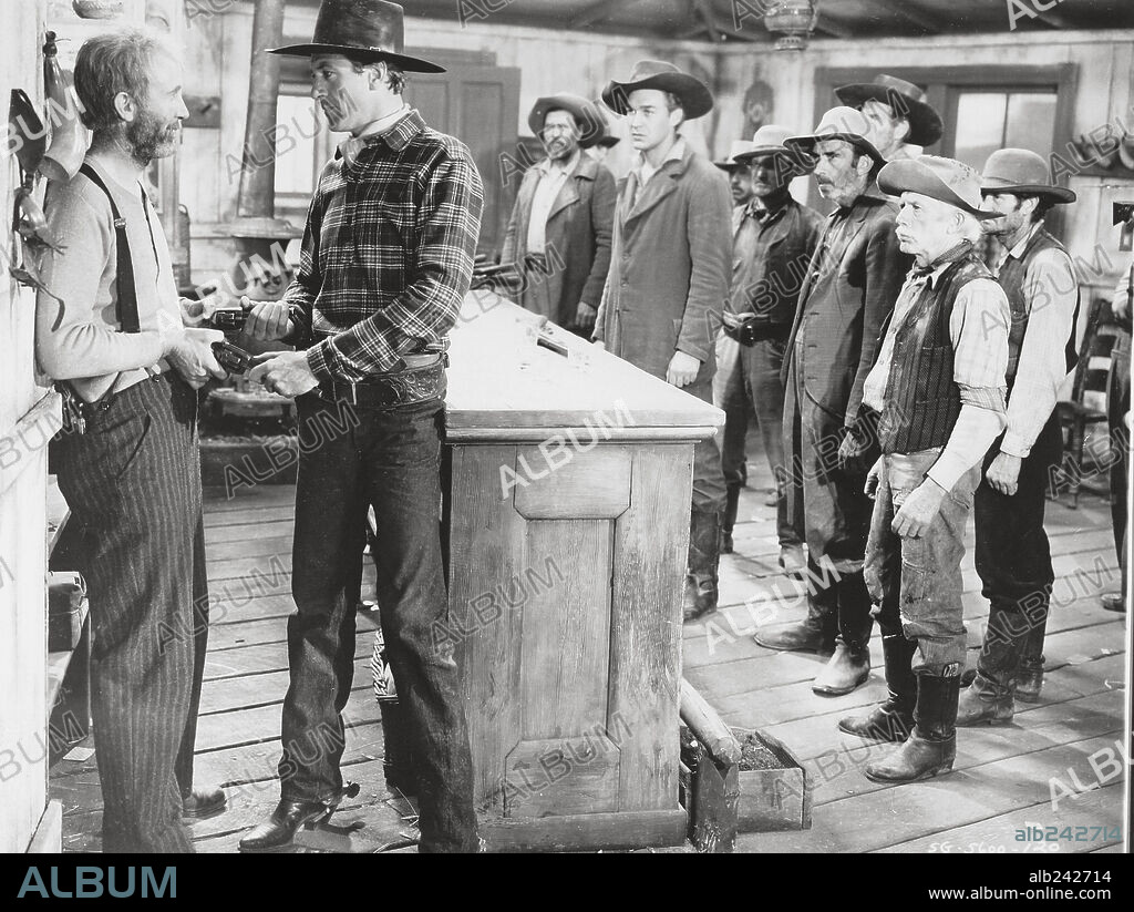 GARY COOPER and WALTER BRENNAN in THE WESTERNER, 1940, directed by WILLIAM WYLER. Copyright UNITED ARTISTS/SAMUEL GOLDWYN.