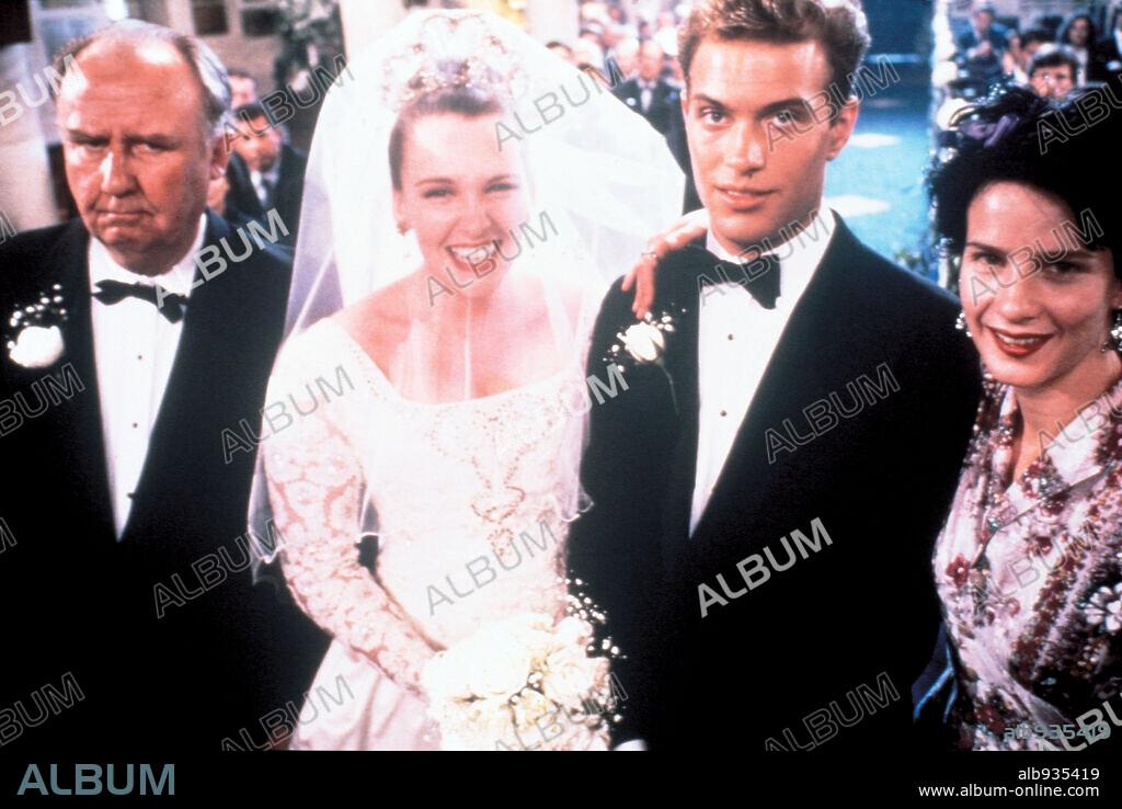 BILL HUNTER, RACHEL GRIFFITHS and TONI COLLETTE in MURIEL'S WEDDING, 1994, directed by P. J. HOGAN. Copyright MIRAMAX/FILM VISTORIA/HOUSE & MOOREHOUSE FILMS.