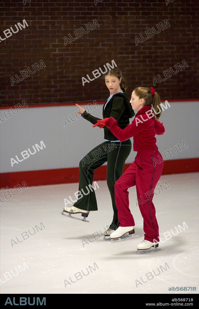 KIRSTEN OLSON y MICHELLE TRACHTENBERG en SOÑANDO SOÑANDO... TRIUNFÉ PATINANDO, 2005 (ICE PRINCESS), dirigida por TIM FYWELL. Copyright SKATE AWAY PRODUCTIONS/WALT DISNEY PICTURES/BRIDGET JONES FI / WORONER, KEN.