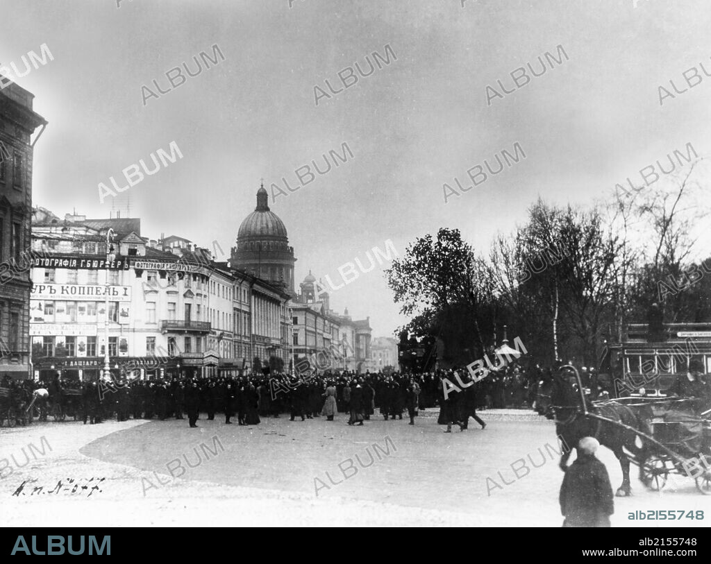 A demonstration in nevsky prospekt (avenue) in st, petersburg, russia, october 1905.
