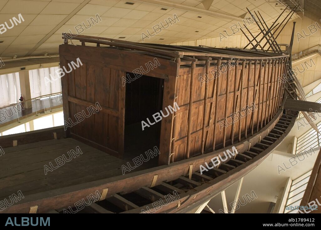 ARTE EGIPCIO. IMPERIO ANTIGUO. IV DINASTIA. BARCA SOLAR DE KEOPS (KHUFU) hallada en el lado sur de la pirámide del faraón. (2550-2528 A. c.) Construida en madera de cedro con la finalidad de transportar al faraón al otro mundo. Siglo XXVI a. c. Museo de la Barca Solar de Khufu. Detalle. EL GIZA. Egipto.