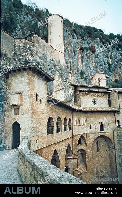 Subiaco (Latium, Italien), Kloster S.Benedetto-Sacro Speco (Höhle des Hl.Benedikt von Nursia; Klosterbauten 12.Jh. und später; Turm 15.Jh.).-Außenansicht.-Foto, undat.