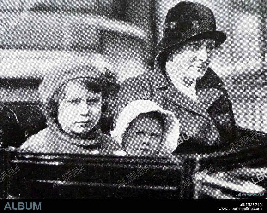 Princesses Margaret and Elizabeth with their nurse Alla (Clara Cooper Knight). Princess Margaret, Countess of Snowdon, CI, GCVO, CD (Margaret Rose; 21 August 1930 - 9 February 2002) was the younger daughter of King George VI and Queen Elizabeth and the only sibling of Queen Elizabeth II. Princess Elizabeth. Elizabeth II (Elizabeth Alexandra Mary; born 21 April 1926) is Queen of the United Kingdom and 15 other Commonwealth realms. She is the elder daughter of King George VI and Queen Elizabeth.