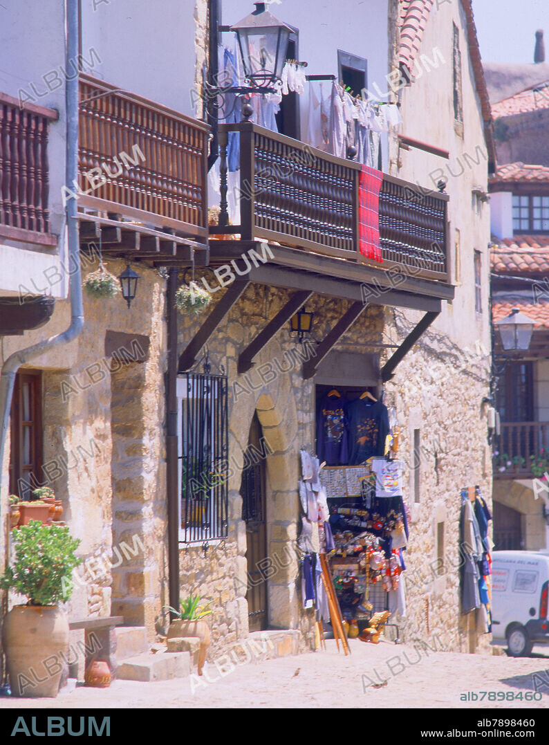 TIENDA TURISTICA EN UNA CASA TIPICA CON BALCON DE MADERA.