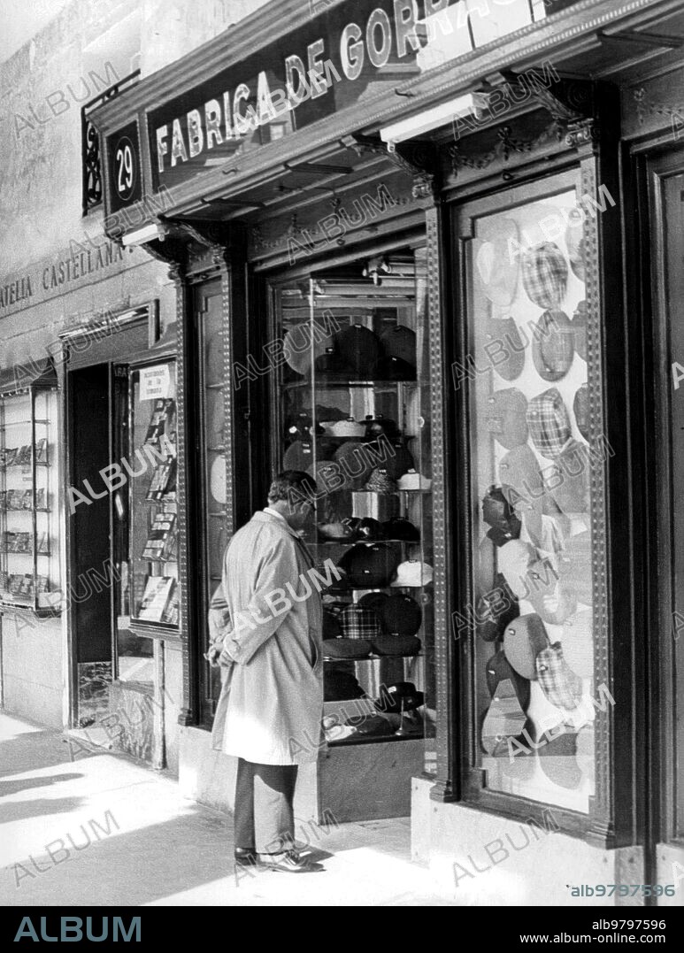 16 marzo 1971. Tienda de Gorras de la calle Postas en Madrid.