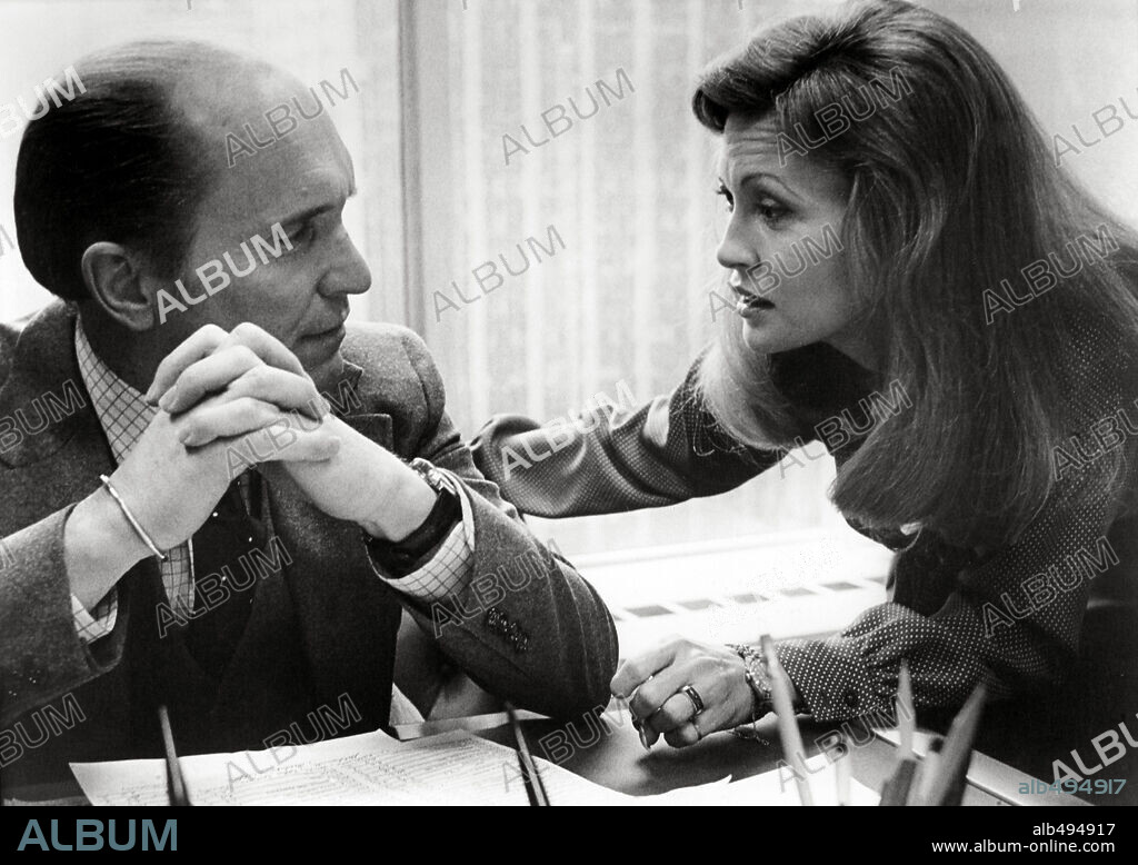 FAYE DUNAWAY and ROBERT DUVALL in NETWORK, 1976, directed by SIDNEY LUMET. Copyright UNITED ARTISTS.