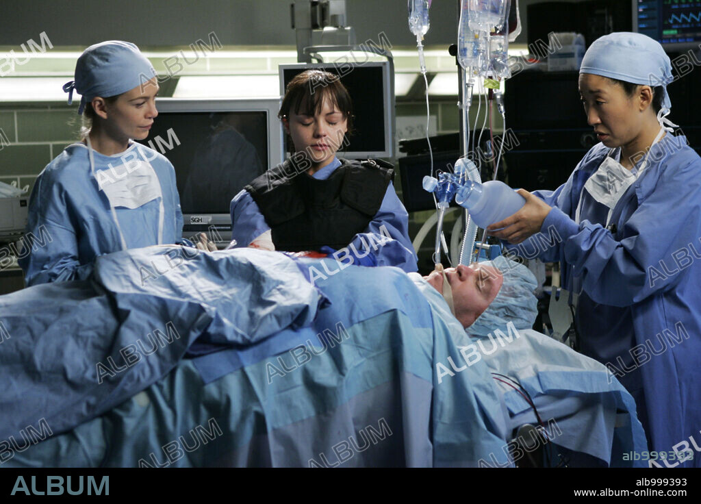 CHRISTINA RICCI, ELLEN POMPEO et SANDRA OH dans GREY'S ANATOMY, 2005. Copyright TOUCHSTONE TELEVISION.