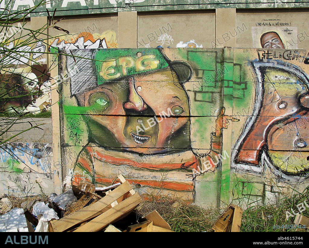 Personaje de cómic con gorra y camisetra a rayas, graffiti mural, Mataró, provincia Barcelona, Barcelona en 2013.