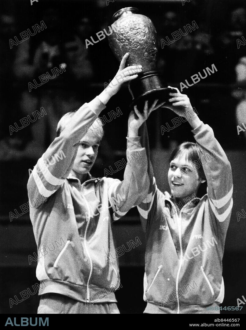 GÖTEBORG 1985-04-07.. Mikael Äpplet Appelgren och Ulf Tickan Carlsson höjer mästarbuckla - världsmästare i dubbel i bordtennis. *** Local Caption *** GP Foto: Bengt Kjellin / Kamerareportage / TT / Kod: 2524.